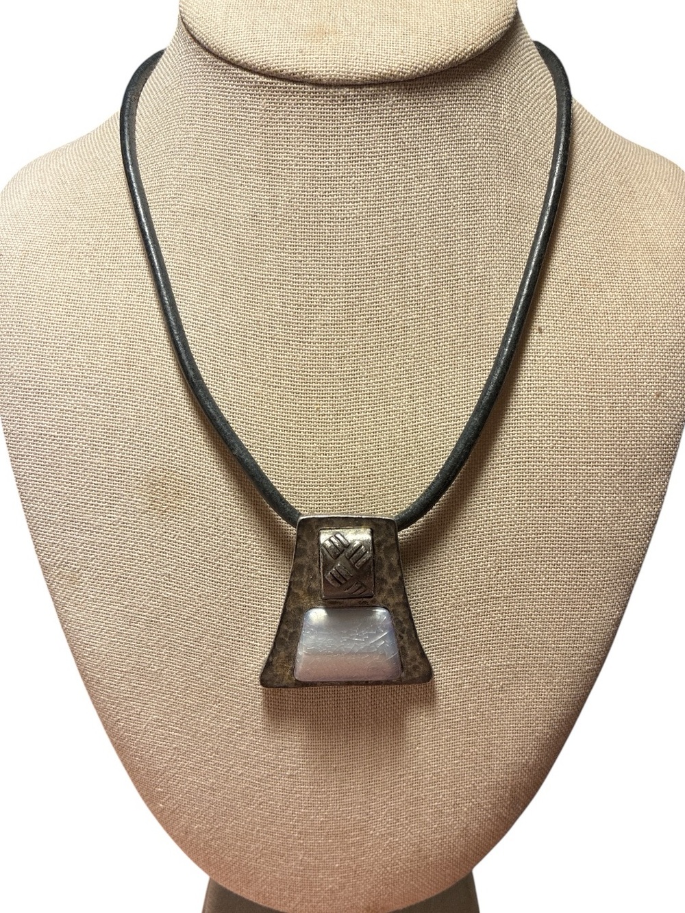 🔵 Chico’s Silver-Tone Pendant Necklace with White Inlay